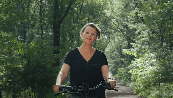 Wentzo collega Wendy fietst door het bos