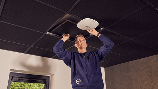 Wentzo collega hangt een Aruba access point op
