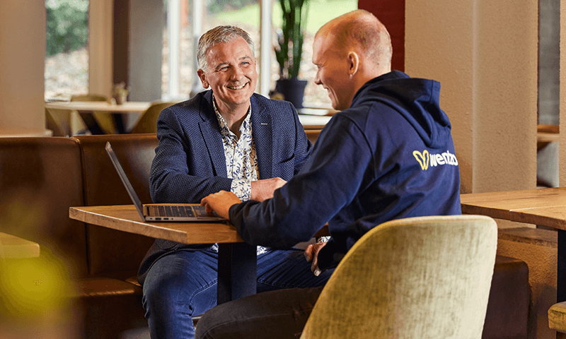 Harry van Dijk, ICT Adviseur bij Accolade Zorg, bespreekt het functioneren van de Network as a Service oplossing, met een technische specialist van Wentzo.