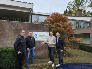 Wentzo collega's Jarick en Mark overhandigen een grote borrelplank aan onze klant Stichting Swalm en Roer