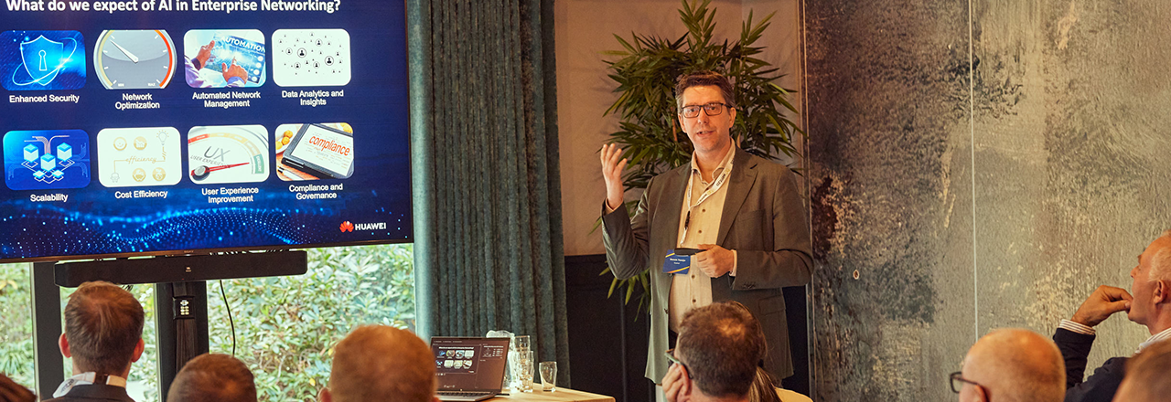 Dennis Tossijn van Huawei geeft een presentatie