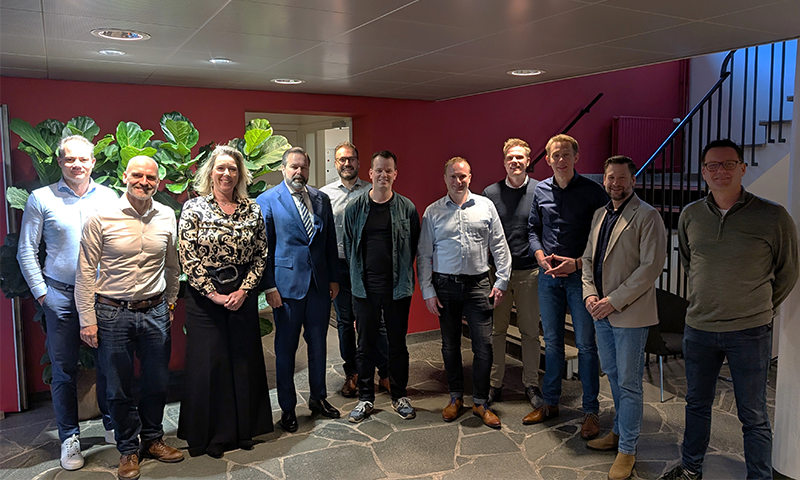 Medewerkers van Lucas Onderwijs staan samen met Wentzo (Networking specialist onderwijs) en SIVON collega's geposeerd voor een foto.