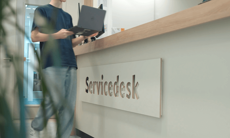 Een leerling komt met zijn laptop bij de servicedesk van de school. De netwerktrends hebben gevolgen voor de manier waarop je support en service verleent.
