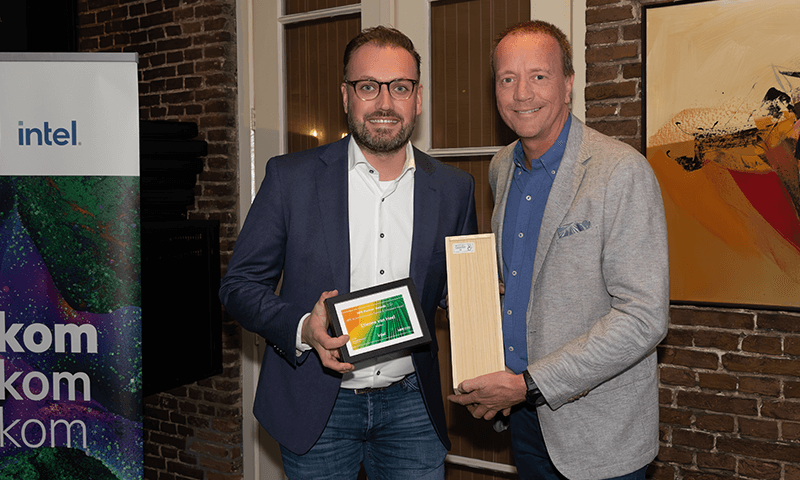 Etienne van Heel staat naast Eelko Broers, Channel Manager HPE Aruba Networking met de award 'HPE Aruba Networking Ambassador of the Year' in zijn hand.