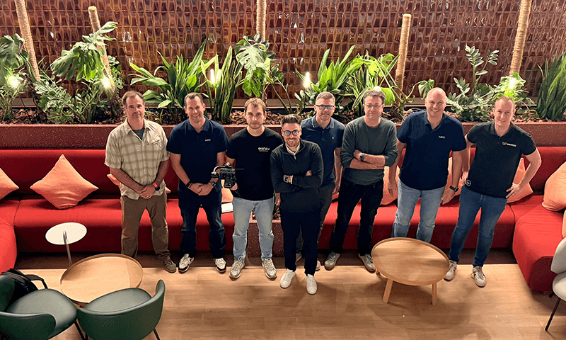 Het team dat betrokken was bij de Speedtest Certified meting in Rome, met o.a.: Troy Martin, Dobias van Ingen, Matt Starling, Alan Blake, Henk Jan Boer, Edwin van Tol en Martijn Vasterd. Ze poseren voor een bank bij The Social Hub Rome.