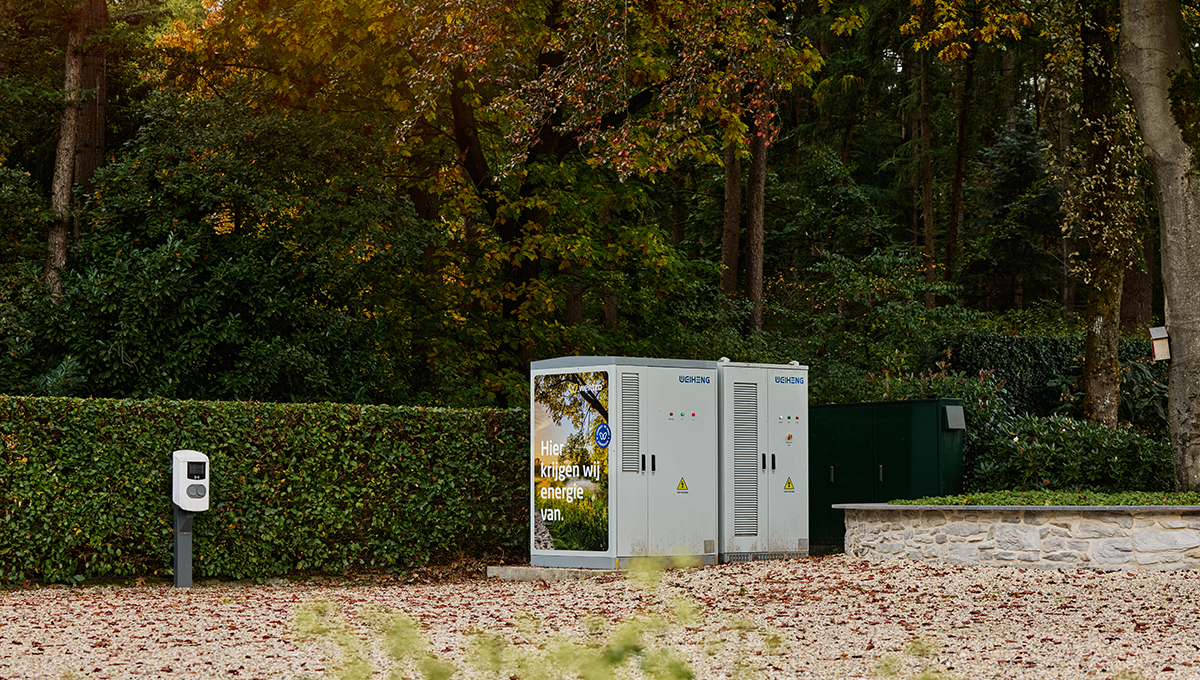 Grijze buitenkast met batterij op het terrein van Wentzo