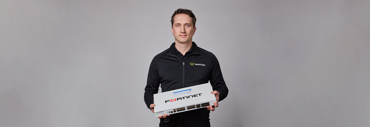 Wentzo medewerker met een Fortinet firewall in de handen