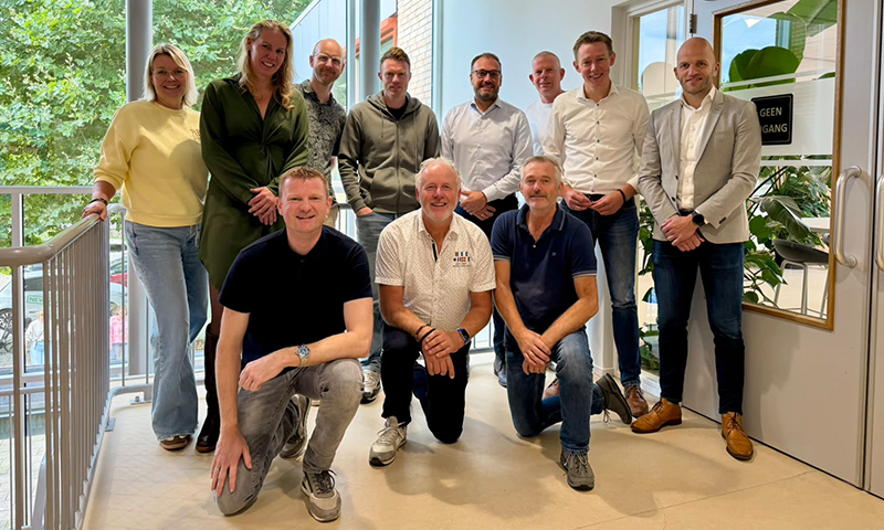 Commercieel directeur Klaas-Jan van Roekel en Sales consultant educatie Etienne van Heel samen met het kernteam van Coöperatie VO Fryslân