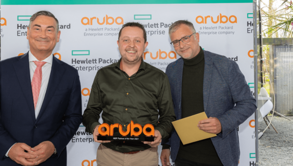 Martijn Wentzel houdt de Aruba MSP Partner Of The Year 2021 award vast. Er staan twee Aruba collega's naast hem.