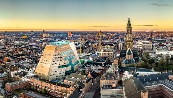 Droneshot van de stad Groningen bij zonsondergang