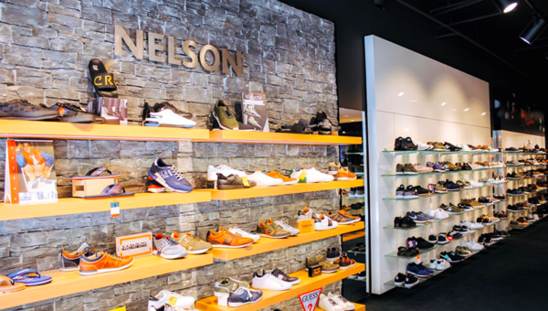 Een Nelson winkel, allerlei schoenen staan ten toon