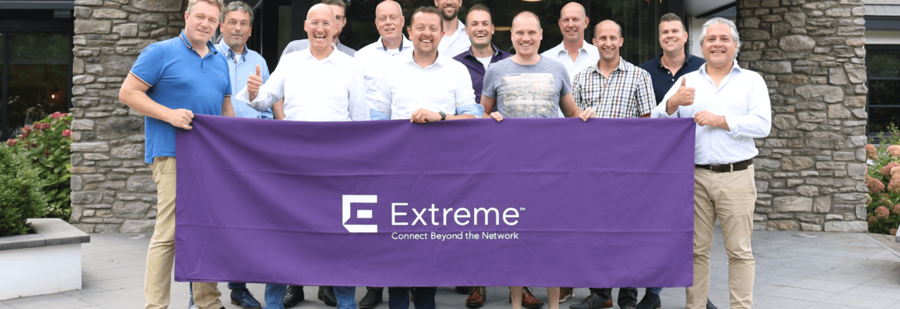 De teams van Wentzo en Extreme houden het Extreme logo vast