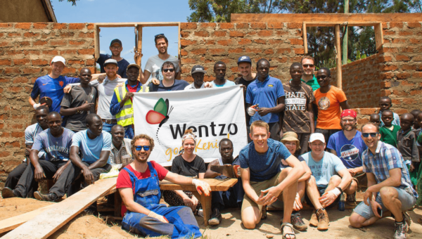 Groepsfoto van Wentzo collega's en lokale bouwlieden in Kenia. Wentzo Goes Kenya reis in 2018