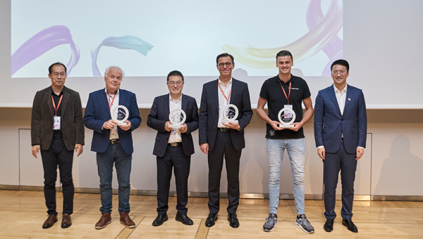 Wentzo collega Mathieu Haak neemt de Huawei MSP award for innovation green and energy-saving in ontvangst