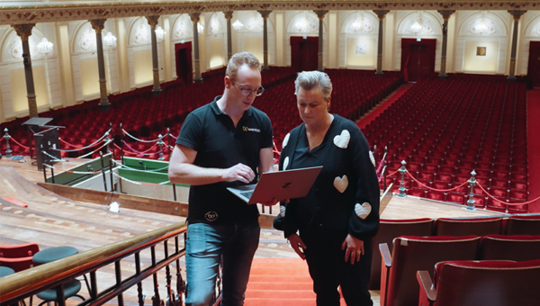 Een Wentzo collega staat met iemand van Het Concertgebouw in de Grote Zaal en laat de resultaten van de Site Survey op zijn laptop zien