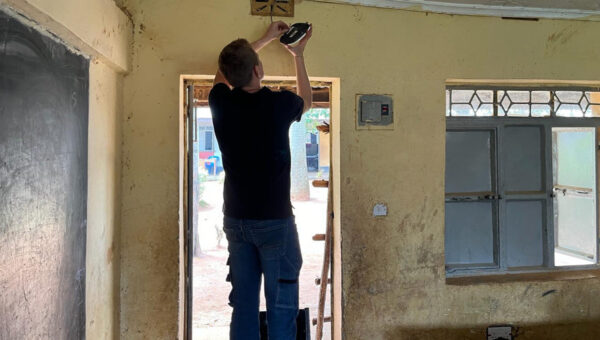 Wentzo collega hangt een access point op in Kenia