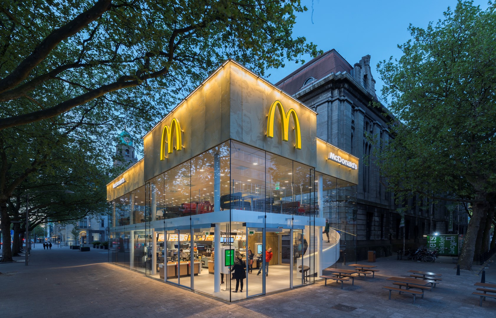 Afbeelding van de Mcdonald's in Rotterdam aan de Coolsingel.